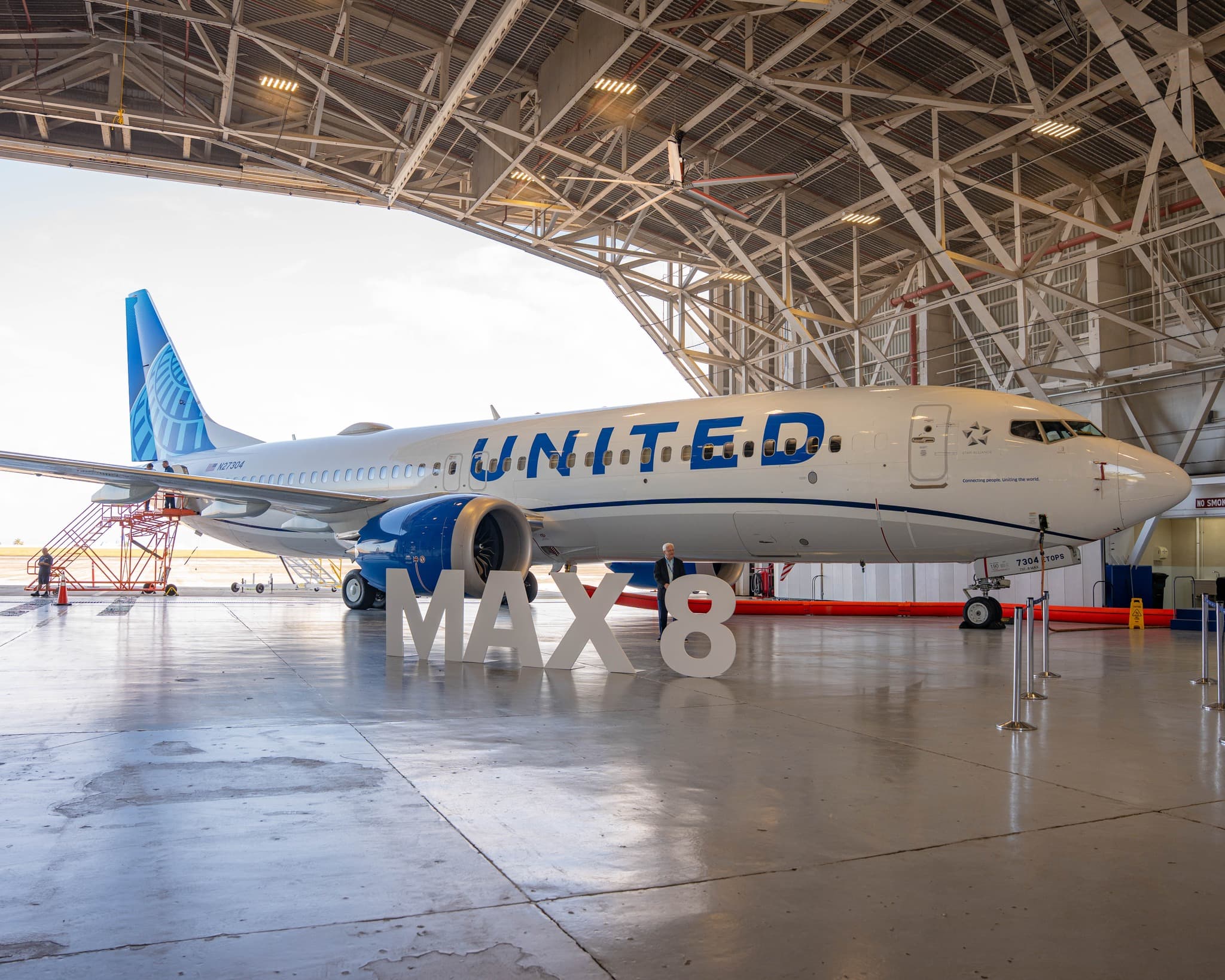 United unveils new Boeing 737 MAX 8 in Guam